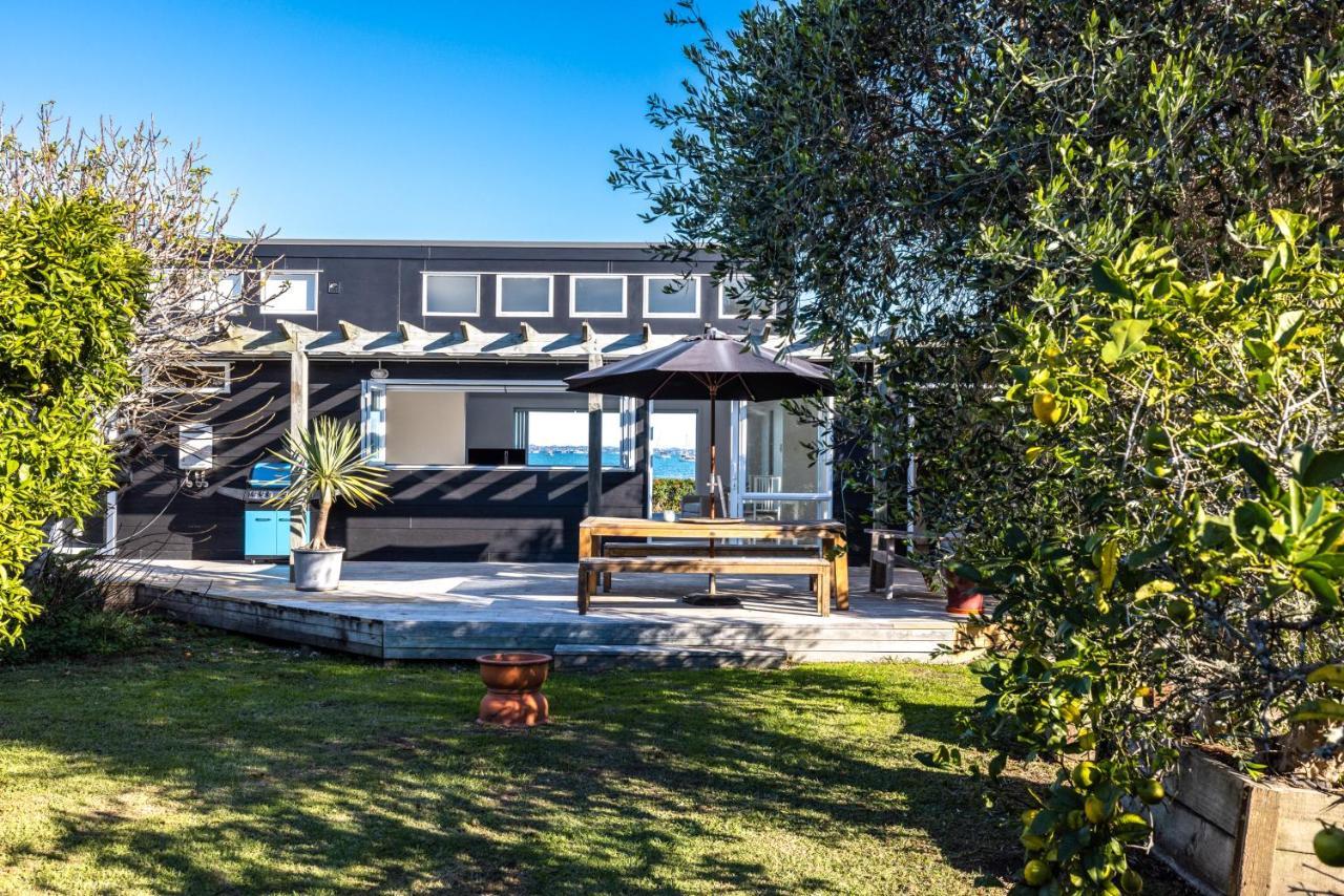 Driftwood Beach House With Spa Pool - Absolute Beachfront! 黑潭 外观 照片